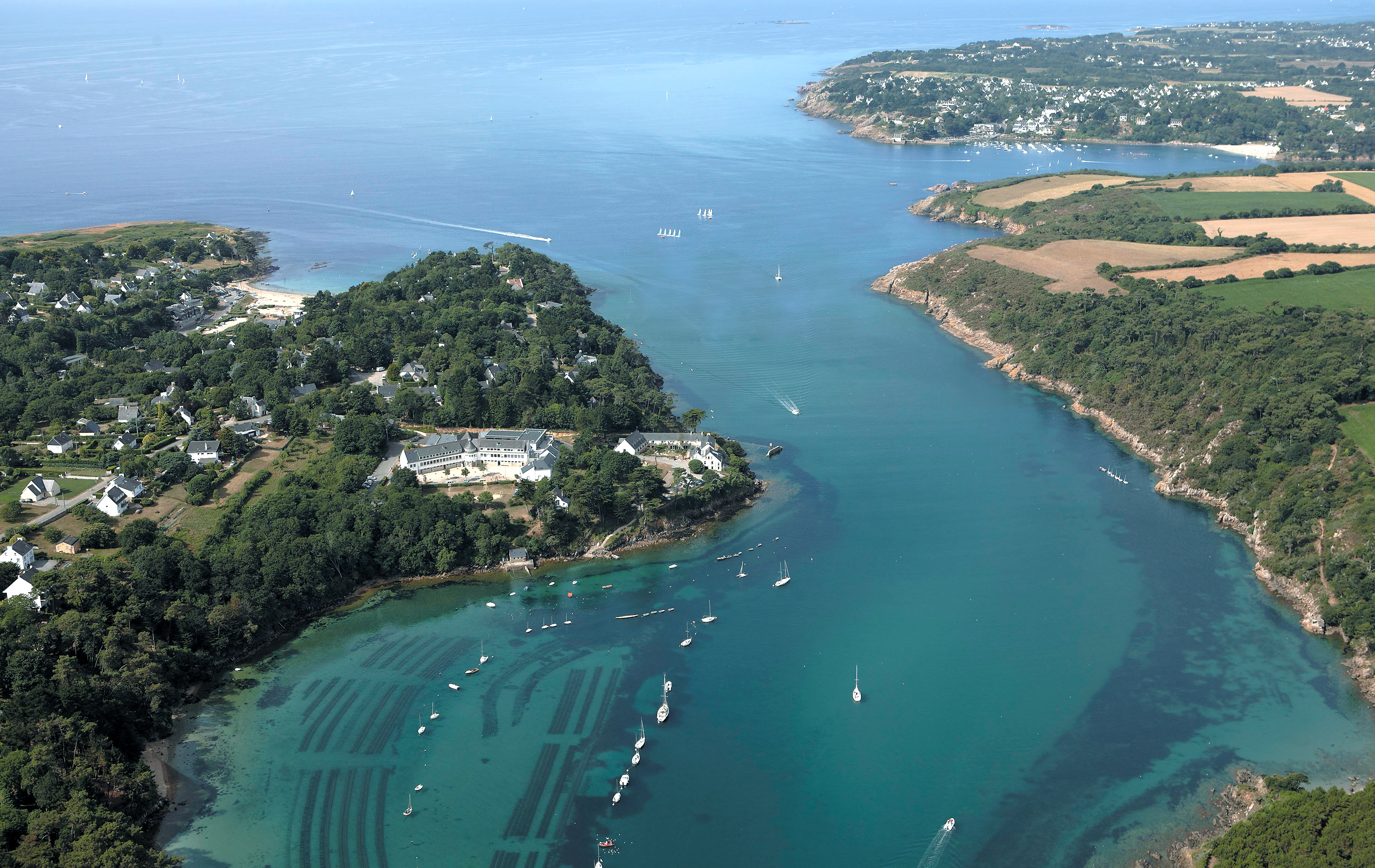 Tous les bateaux sont au mouillage dans la rivière du Bélon au pied des chambres ce qui évite tout portage de matériel et mise en place très rapide des activités. Le plan d'eau très protégé permet de naviguer en toute sécurité 365 jours par an !